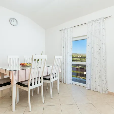 Appartement By The Sea - 28008 *